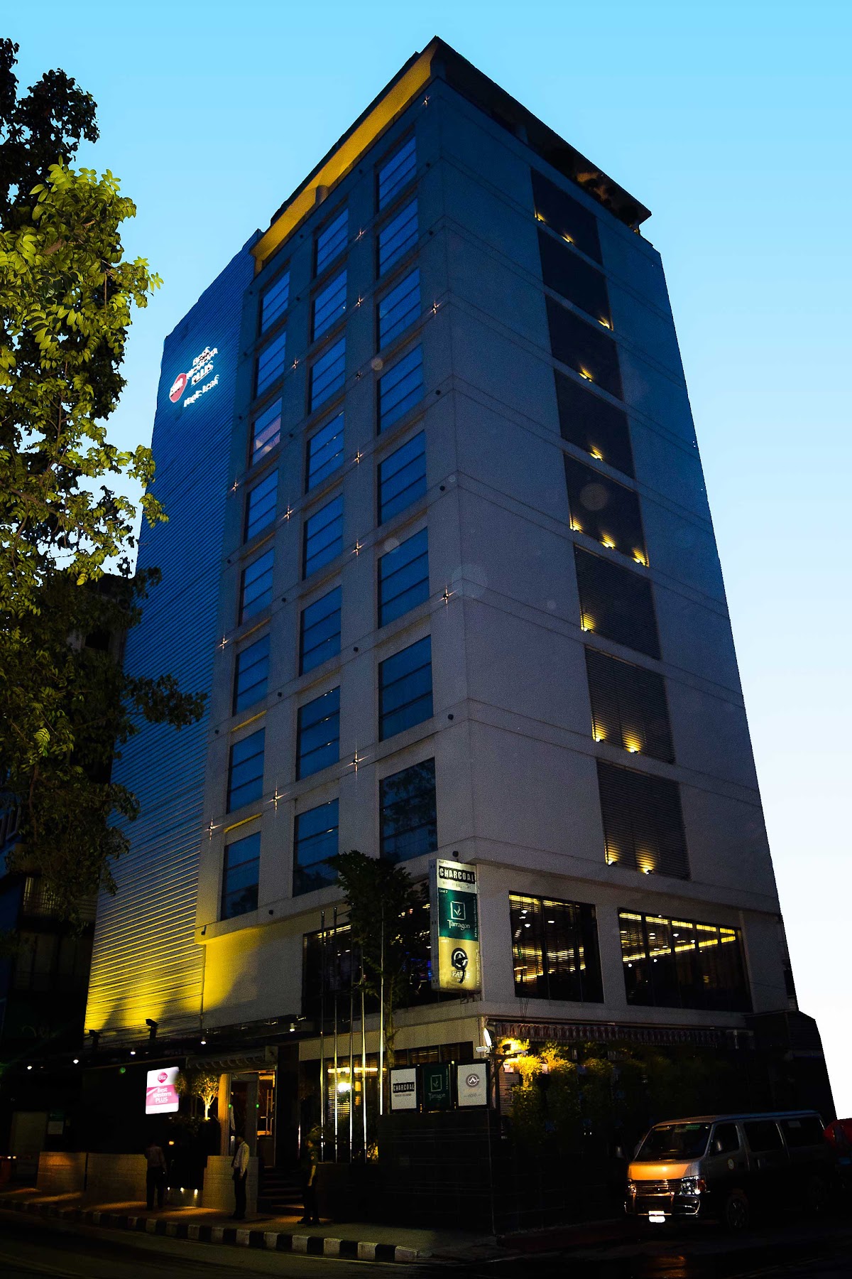 Best Western Plus Maple Leaf logo