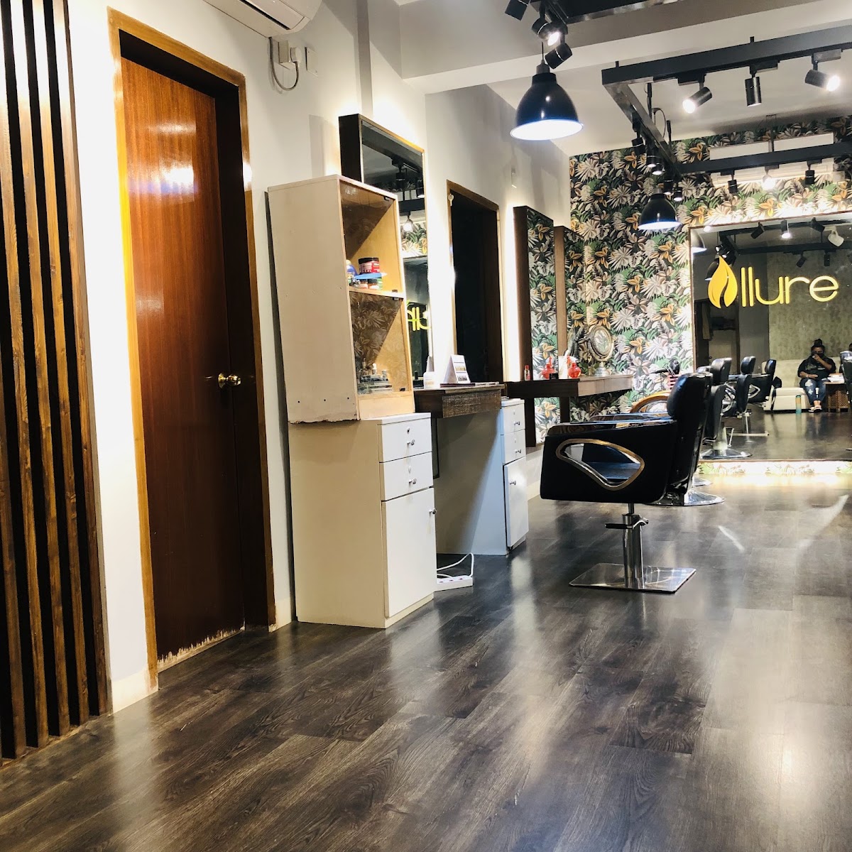 Allure Signature Makeover logo