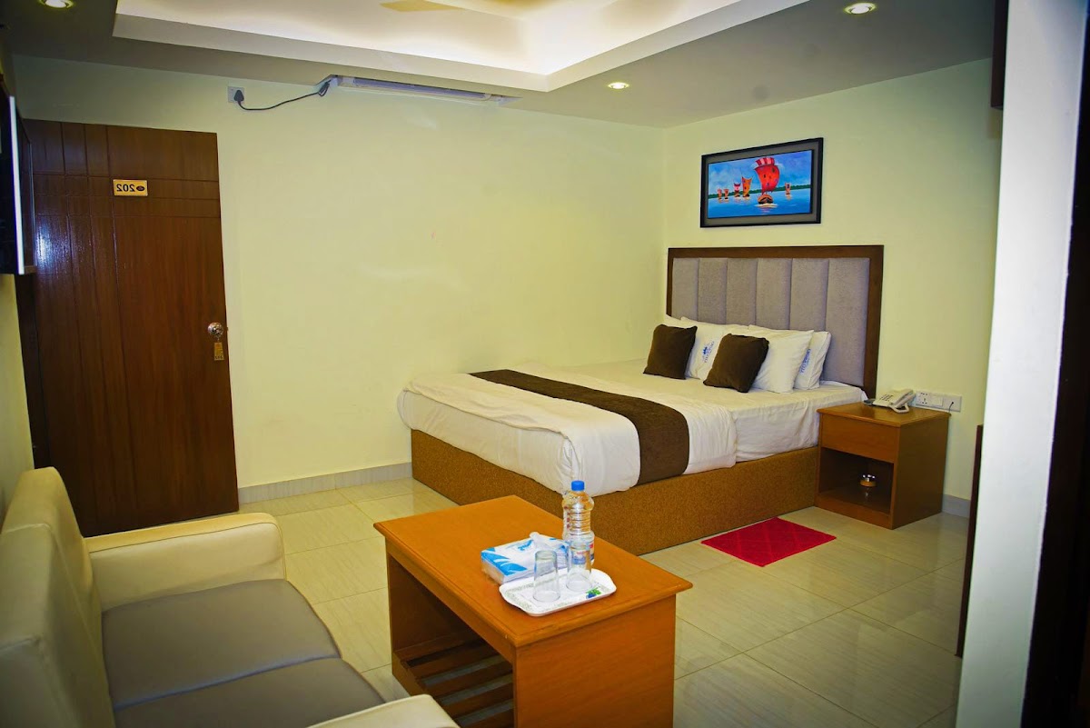Hotel Crown City - Photo 2