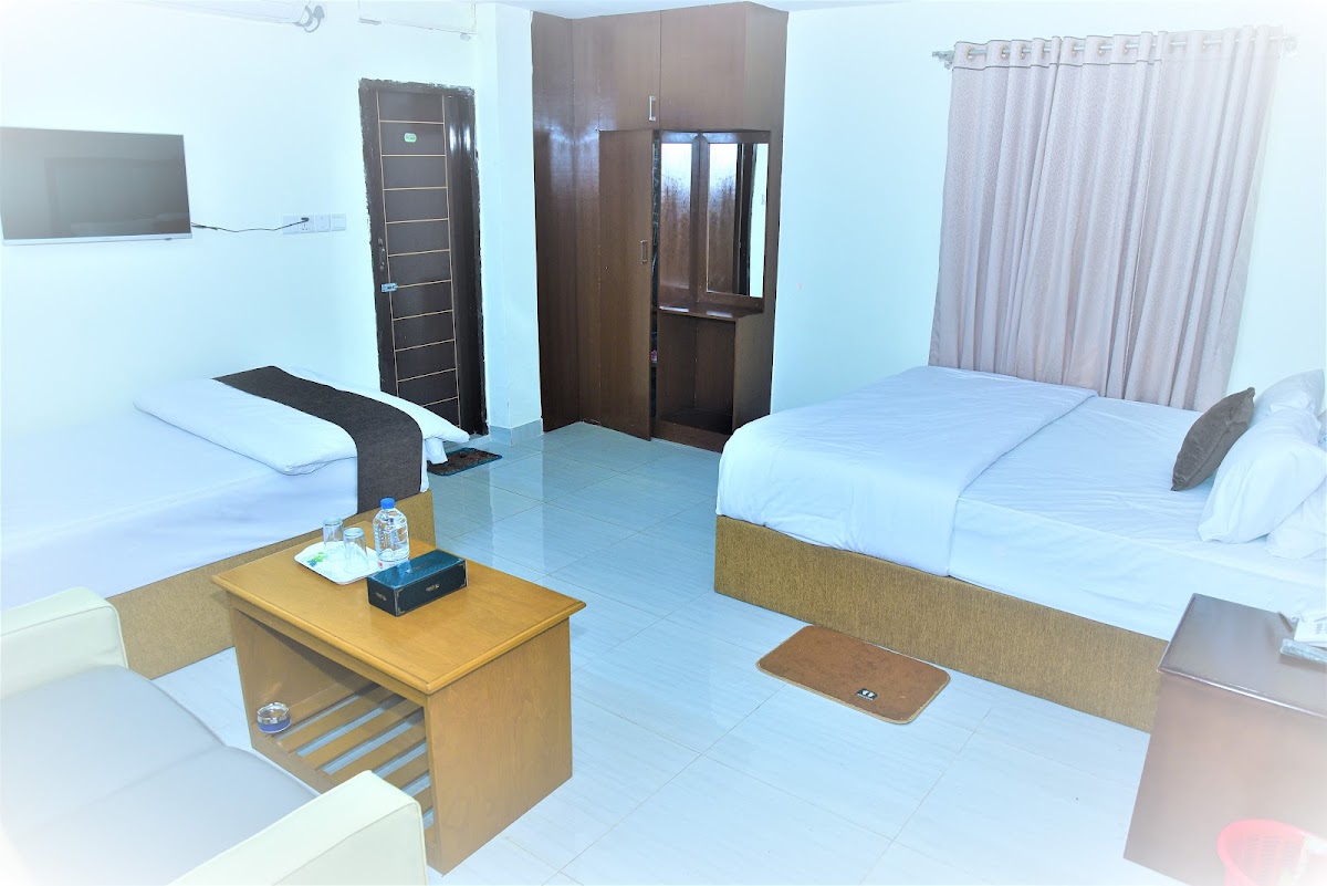 Hotel Crown City - Photo 1